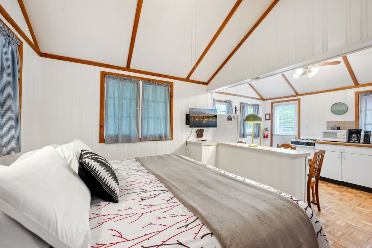 Cottage, 1 King Bed, Kitchen | Free WiFi