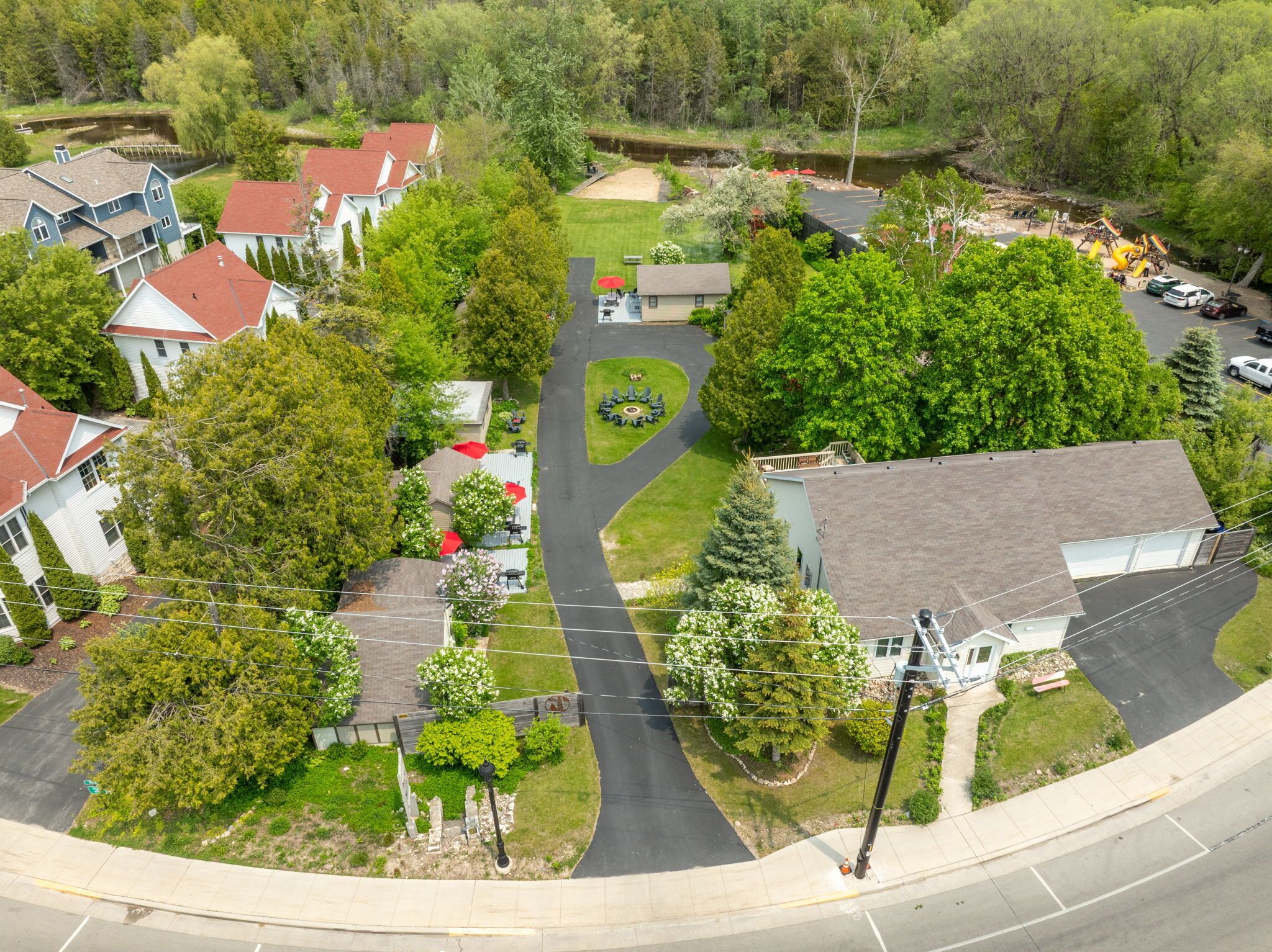 Um bairro residencial com casas, um parque e uma rua.