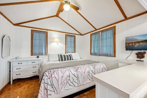 Cottage, 1 King Bed, Kitchen | Free WiFi, bed sheets - Fish Creek Cottages (Fish Creek)