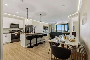 Fridge, microwave, oven, stovetop - New Luxury Unit! Dreamy place on the Lake (Osage Beach)