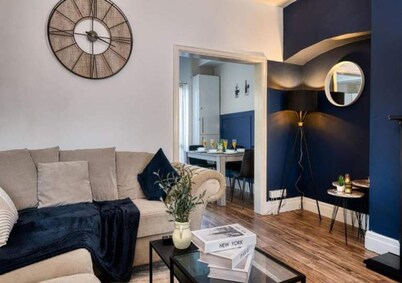 FREE parking, LARGE House for Contractors & Families, Sleeps 6, 15mins to City