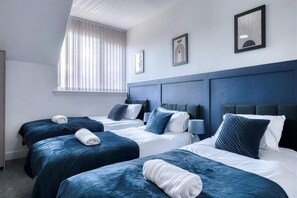 3 bedrooms, WiFi, bed sheets - FREE parking, LARGE House for Contractors & Families, Sleeps 6, 15mins to City (Manchester)