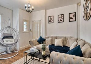 Living area - FREE parking, LARGE House for Contractors & Families, Sleeps 6, 15mins to City (Manchester)