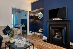 Living area - FREE parking, LARGE House for Contractors & Families, Sleeps 6, 15mins to City (Manchester)