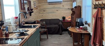 Cozy 1-bedroom lodge in lovely Protection KS with AC