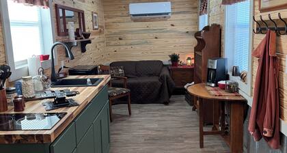 Cozy 1-bedroom lodge in lovely Protection KS with AC