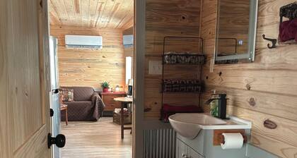 Cozy 1-bedroom lodge in lovely Protection KS with AC