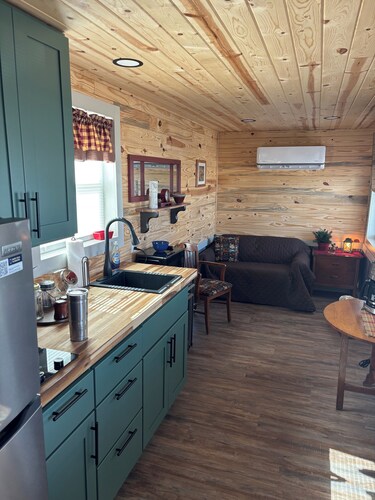 Cozy 1-bedroom lodge in lovely Protection KS with AC