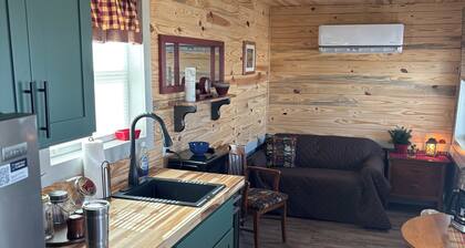 Cozy 1-bedroom lodge in lovely Protection KS with AC