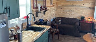 Cozy 1-bedroom lodge in lovely Protection KS with AC