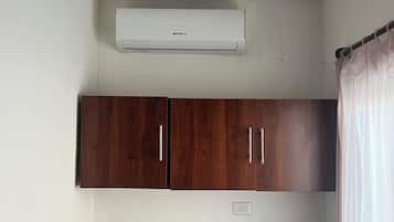 Habitación clásica con 1 cama matrimonial o 2 individuales, patio, vista al patio | Cocina privada