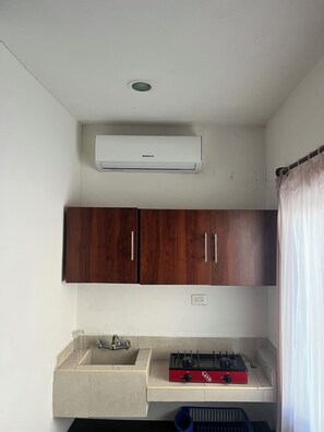 Habitación clásica con 1 cama matrimonial o 2 individuales, patio, vista al patio | Cocina privada