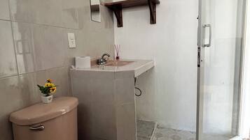 Classic-Zweibettzimmer, Terrasse, Blick auf den Innenhof | Badezimmer | Seife, Shampoo, Toilettenpapier