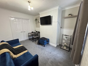Living area - Comfortable Stay with Free Parking (Moor Row)