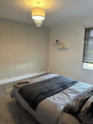 4 bedrooms, WiFi, bed sheets - Comfortable Stay with Free Parking (Moor Row)