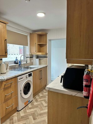 Private kitchen - Comfortable Stay with Free Parking (Moor Row)