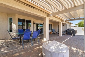 Outdoor dining - Perfect 3-bedroom house in "resort-like" Sun Lakes, Arizona (Sun Lakes)