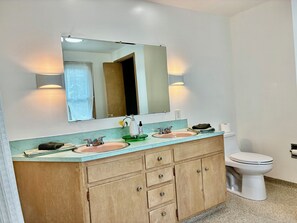 Douche, séchoir à cheveux, serviettes fournies, savon