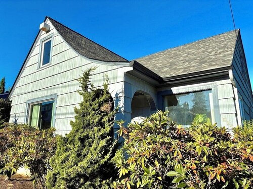 Getaway At Grandma's: Vintage Mt Tabor Home