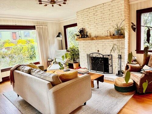 Getaway At Grandma's: Vintage Mt Tabor Home