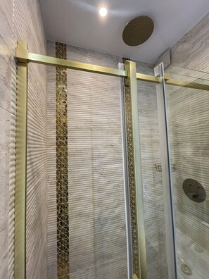 Shower, hair dryer, towels, toilet paper - Top Apartament in Warsaw Center (Warszawa)
