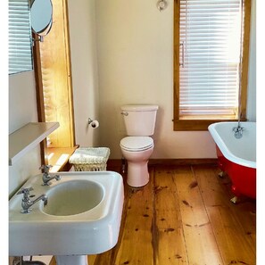 Een douche, handdoeken, toiletpapier