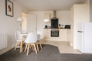 Een koelkast, een microgolfoven, een oven, een kookplaat