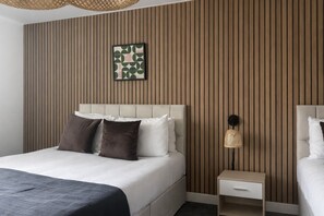 1 habitación, tabla de planchar con plancha y cuna de viaje 