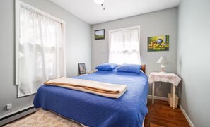 2 bedrooms, bed sheets - Golden Hour on the Straits - Mackinac Bridge View (Mackinaw City)