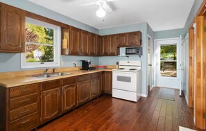 Private kitchen - Golden Hour on the Straits - Mackinac Bridge View (Mackinaw City)