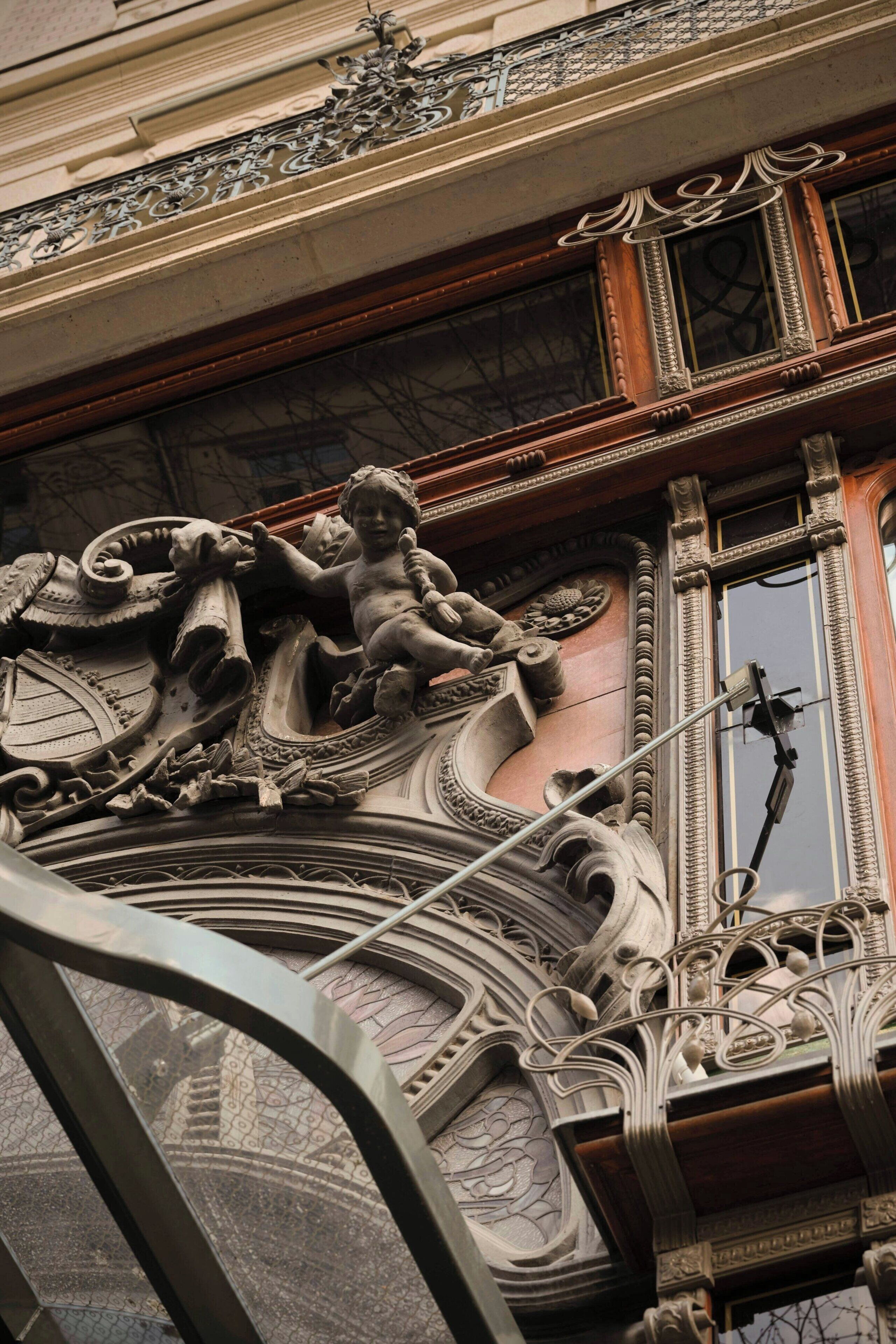 Detalles arquitectónicos ornamentales con una estatua de un niño.