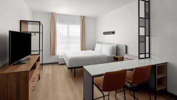 Studio suite, 1 queensize bed (no view) | Woonruimte