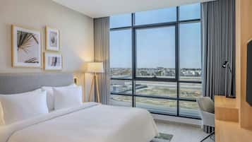 Ropa de cama de alta calidad y caja de seguridad en la habitación