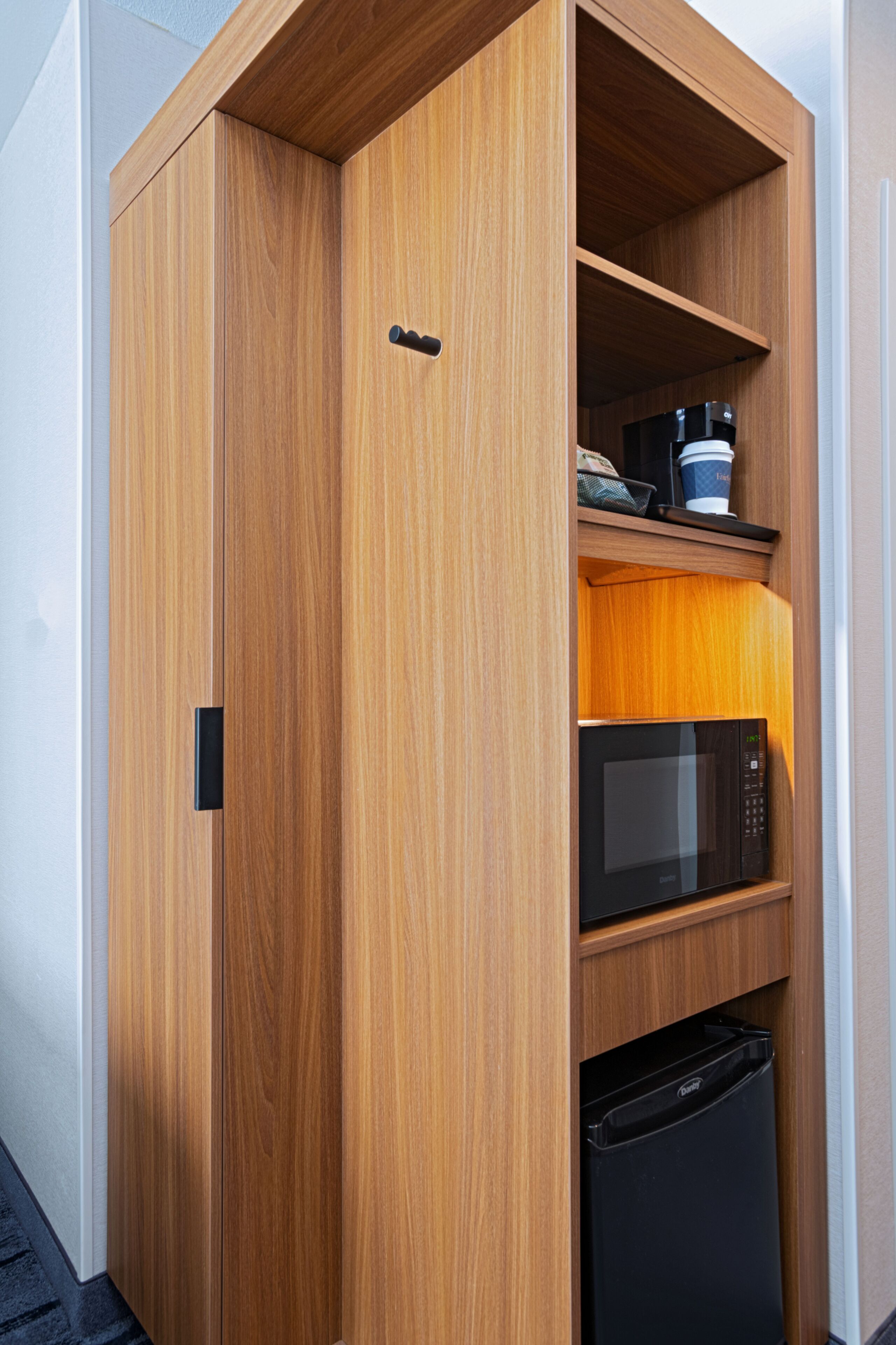 Schreibtisch, Verdunkelungsvorhänge, Bügeleisen/Bügelbrett