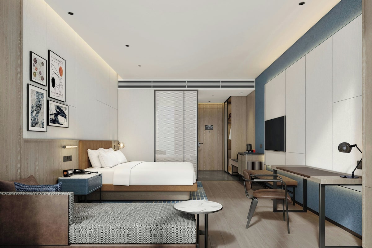 Duntäcken, minibar, värdeförvaringsskåp på rummet och skrivbord