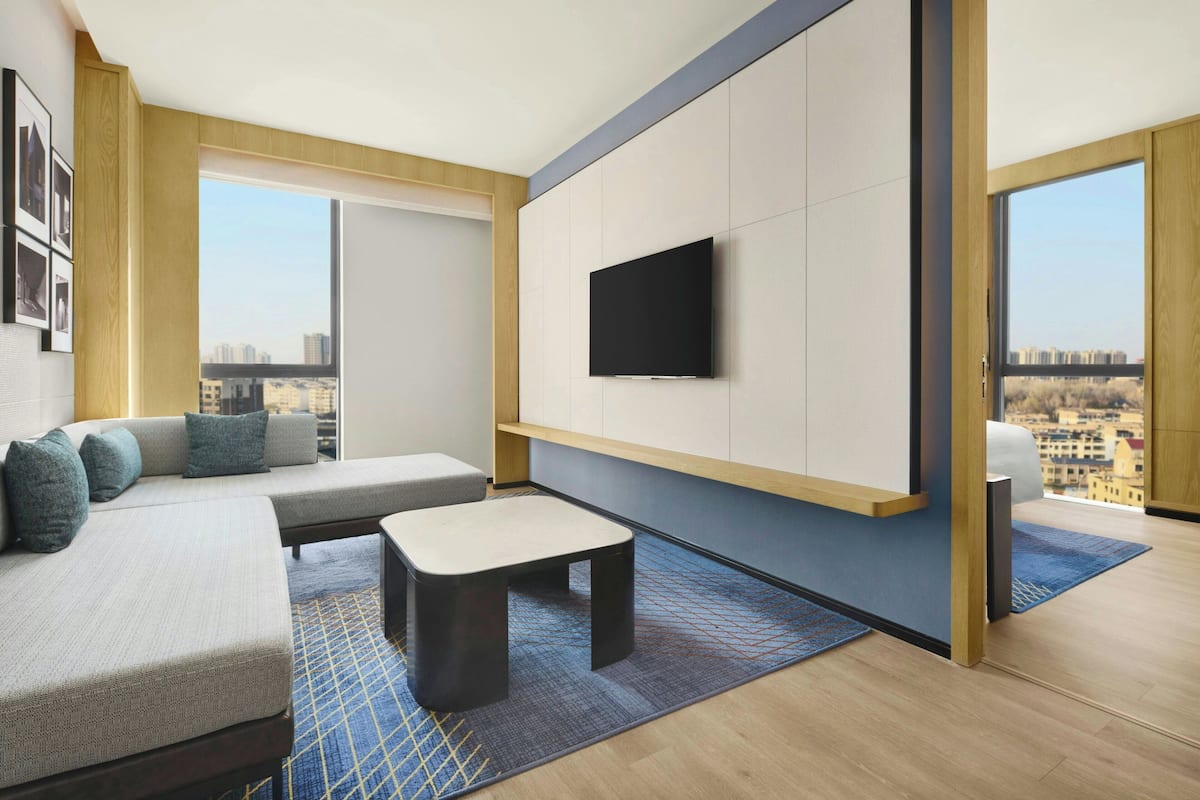 Suite superior, 1 habitación, vista a la ciudad | Sala de estar | Televisión LCD de 55 pulgadas con canales por cable