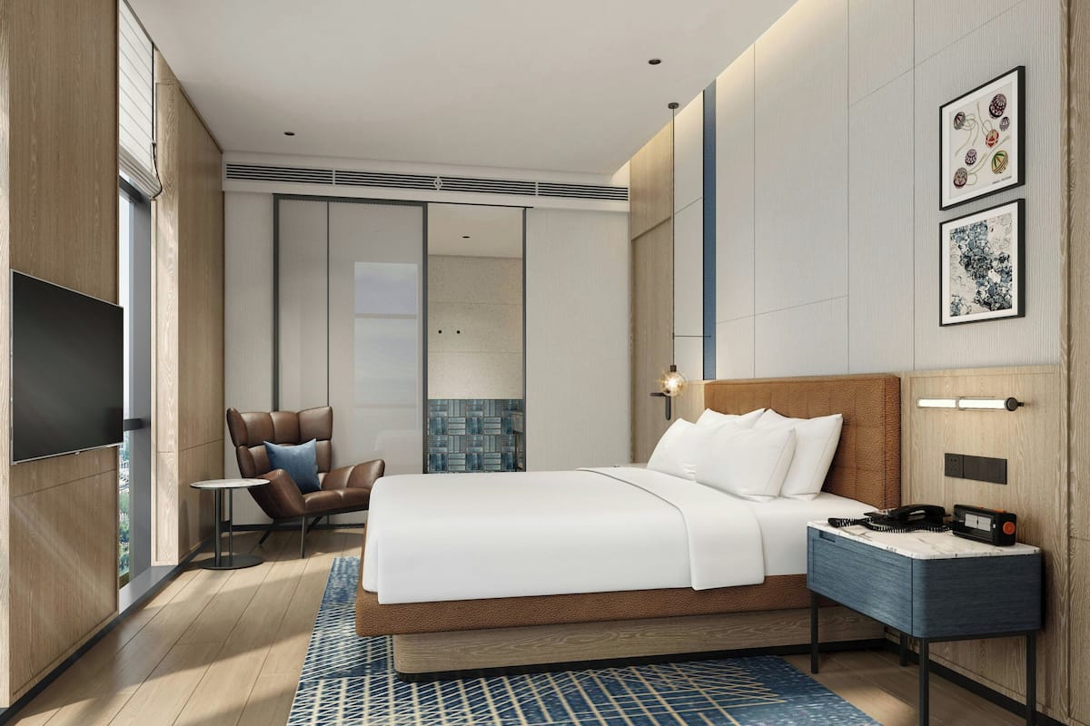 Svit Premium - 1 sovrum - utsikt mot staden | Duntäcken, minibar, värdeförvaringsskåp på rummet och skrivbord