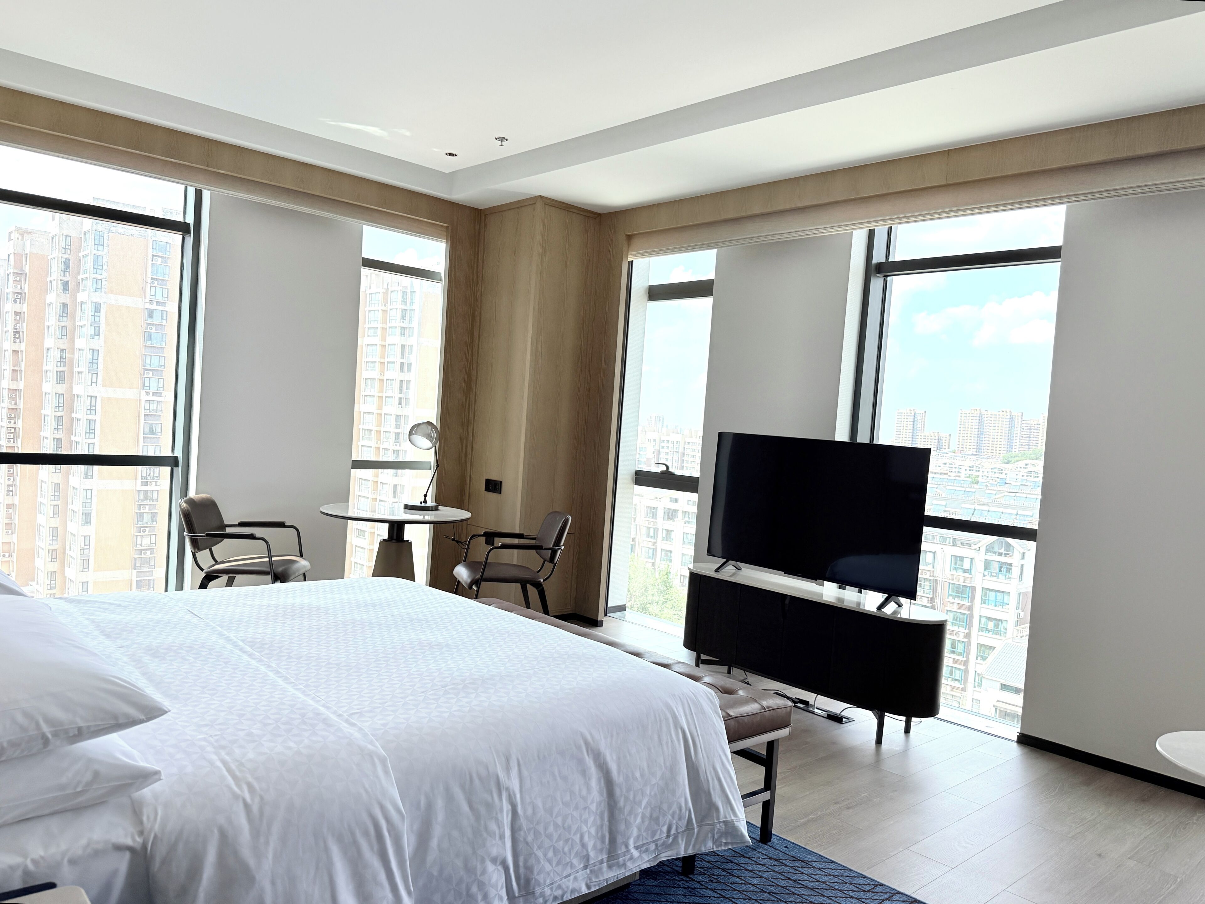 Habitación superior, 1 cama de matrimonio grande, vistas a la ciudad | Edredones de plumas, minibar, caja fuerte y escritorio