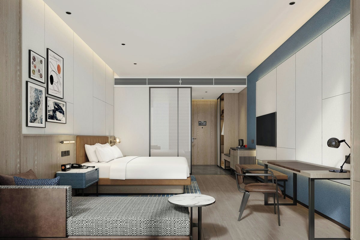Premier Room, 1 King Bed | Down comforters, minibar, in-room safe, desk