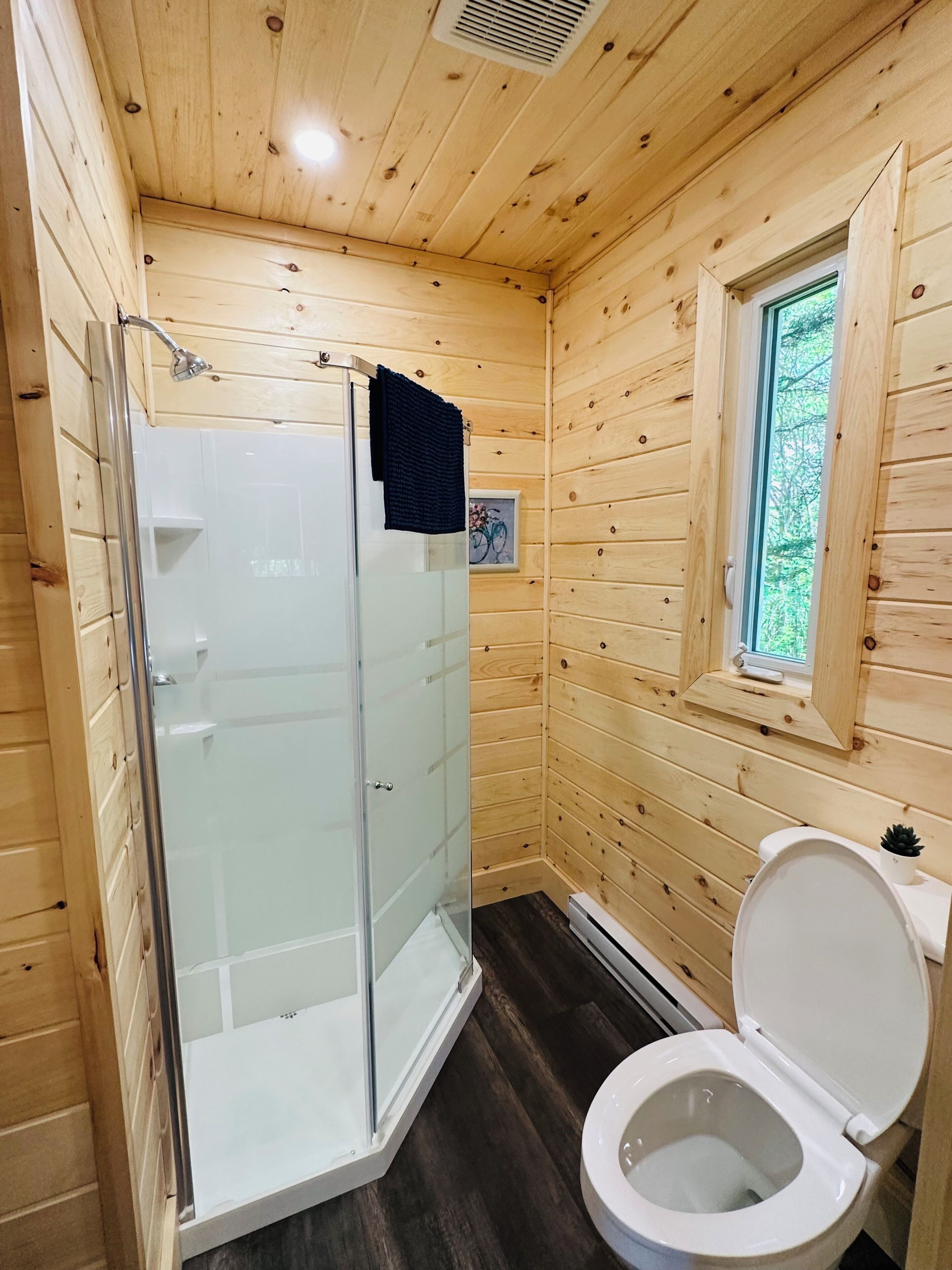 Eenvoudige cottage, uitzicht op tuin | Badkamer