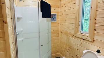 Eenvoudige cottage, uitzicht op tuin | Badkamer