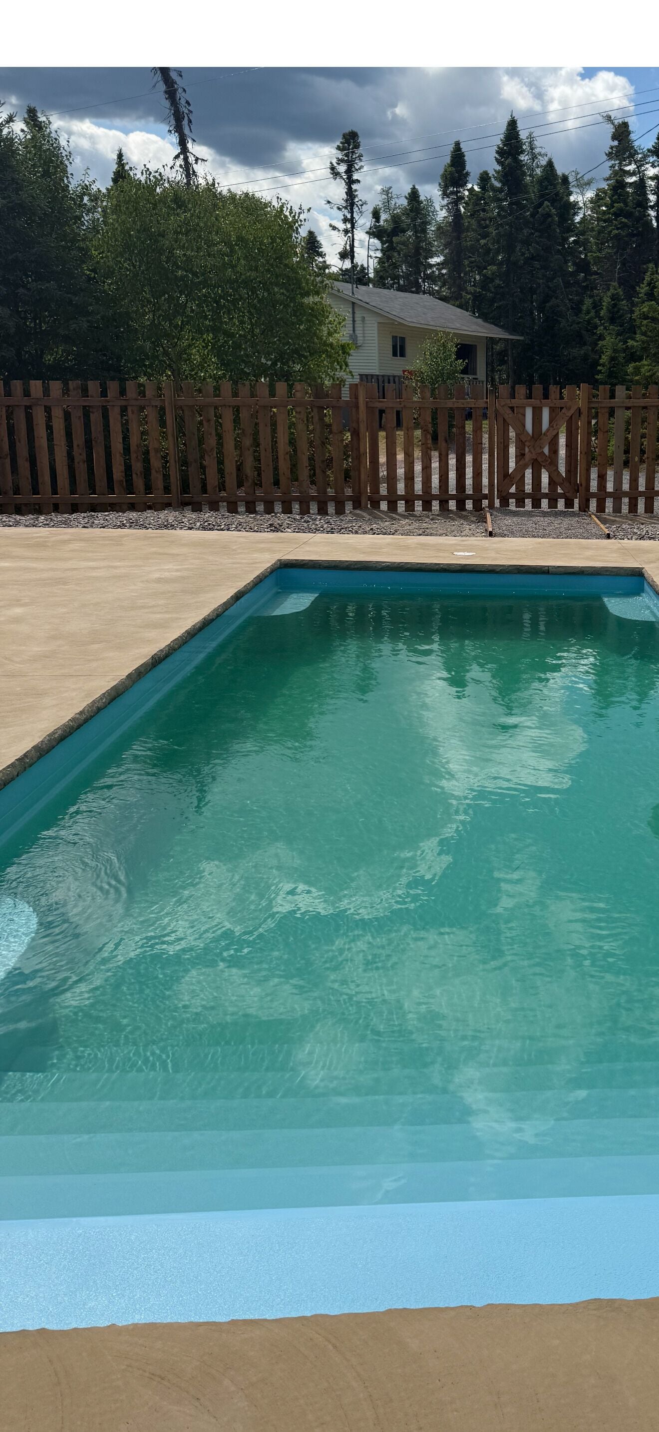 Sæsonbestemt udendørs pool, åben fra kl. 10.00 til kl. 19.00, liggestole