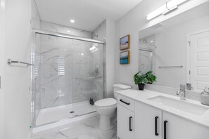 Hair dryer, towels, soap, shampoo - Brand New 2025 Modern Townhome Near YYC Airport | Garage Parking (Calgary)