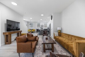 Smart TV, books - Brand New 2025 Modern Townhome Near YYC Airport | Garage Parking (Calgary)
