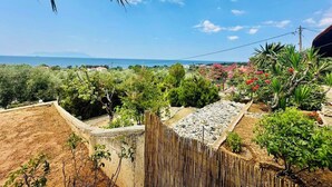 Un jardin où l’on trouve une grande variété de plantes et d’où l’on peut admirer la mer.