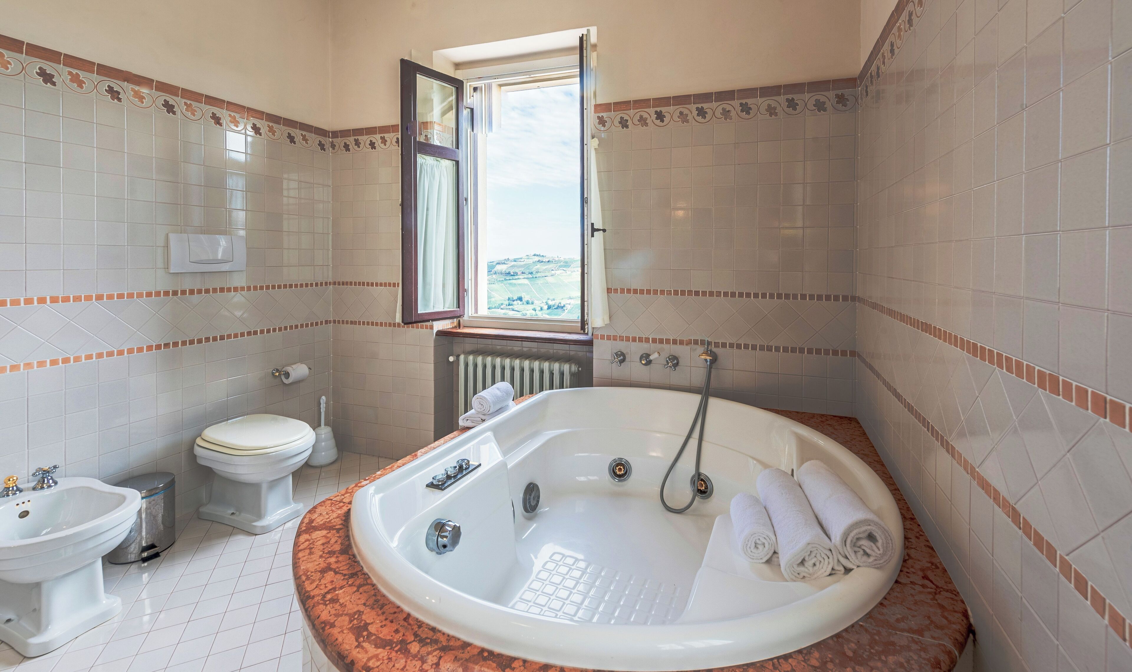 Douche, baignoire à jets, sèche-cheveux, bidet