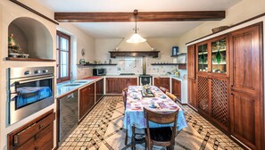 Frigorifero, forno, piano cottura, lavastoviglie