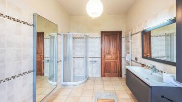 Doccia, vasca idromassaggio, asciugacapelli, bidet