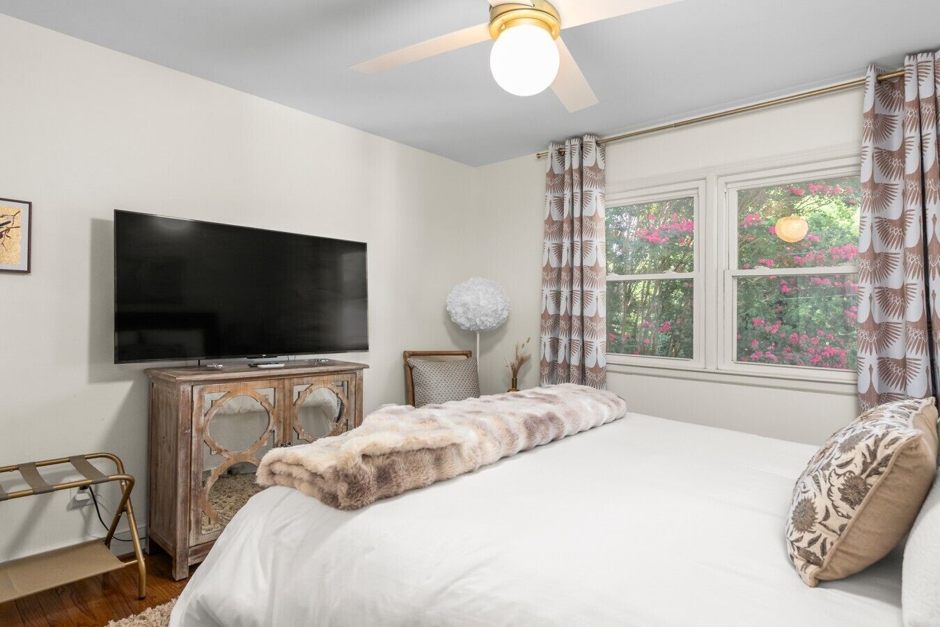 5 bedrooms, desk, iron/ironing board, travel crib