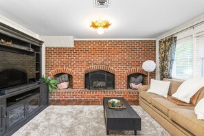 Smart-TV, Kamin, Videospiele, DVD-Player